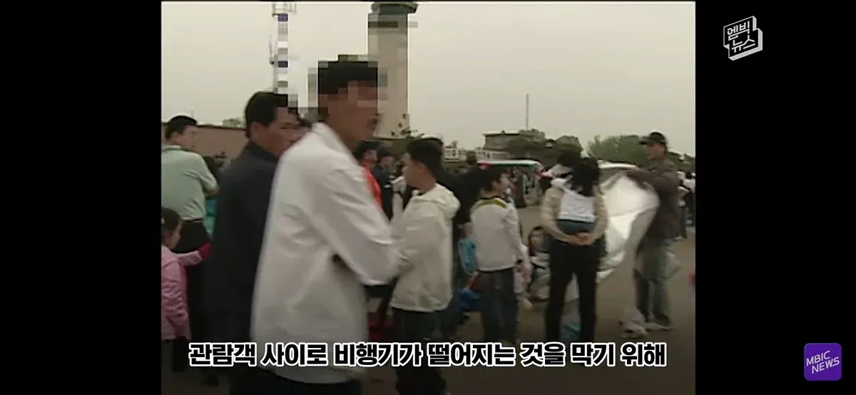 야구장 관람객들 사이로 비행기를 날리는 시구
