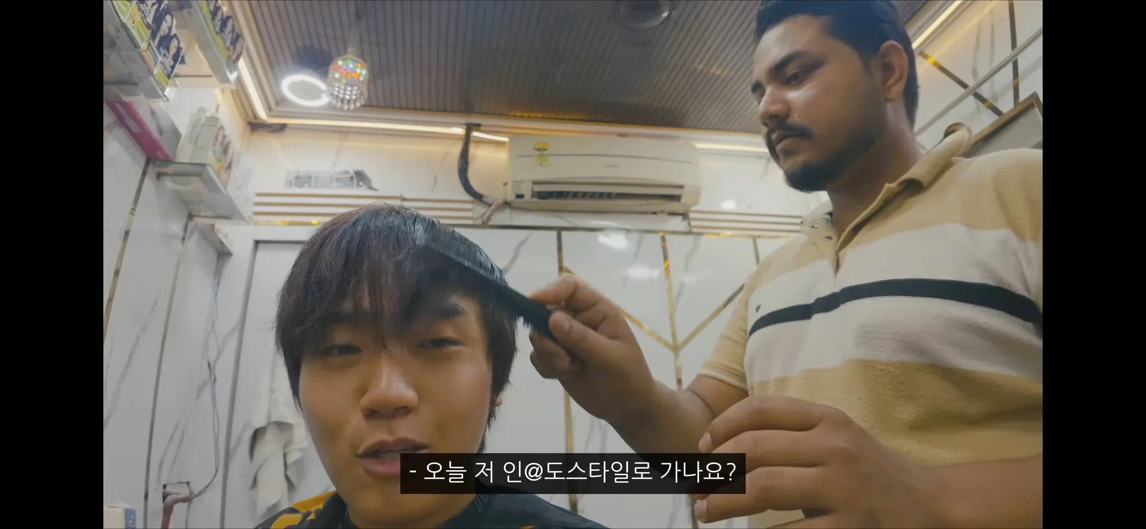 이미지 파일의 경로를 제공해주시면 직접 확인하고 더 정확한 alt 태그를 생성하겠습니다.

현재로는 OCR 텍스트가 명확하지 않아, 컨텍스트만으로 생성한다면:

```
인도에서 사