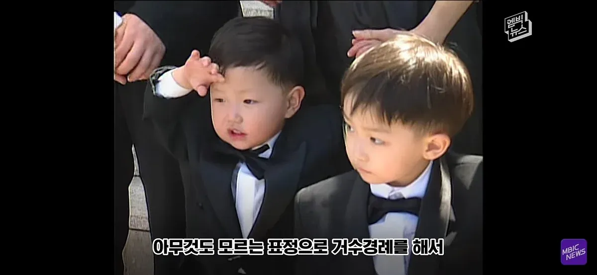 아무것도 모르는 표정으로 거수경례하는 시구로 야구장이 눈물바다가 된 장면