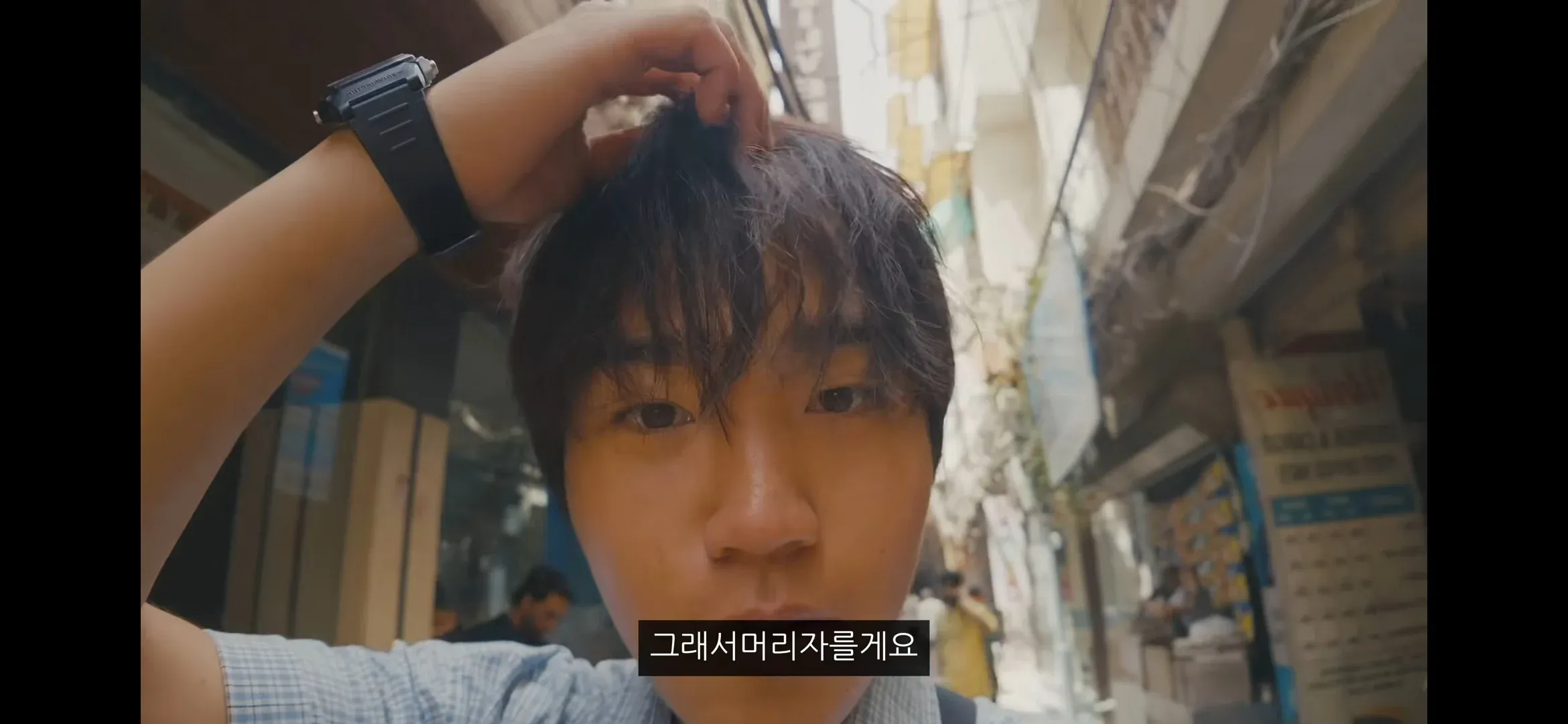 인도에서 사기당한 유튜버가 머리를 자르겠다고 말하는 장면