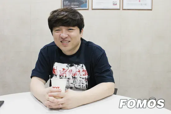 1년 경과를 나타내는 '1 y' 텍스트와 '내 세상이 늙어감' 메시지