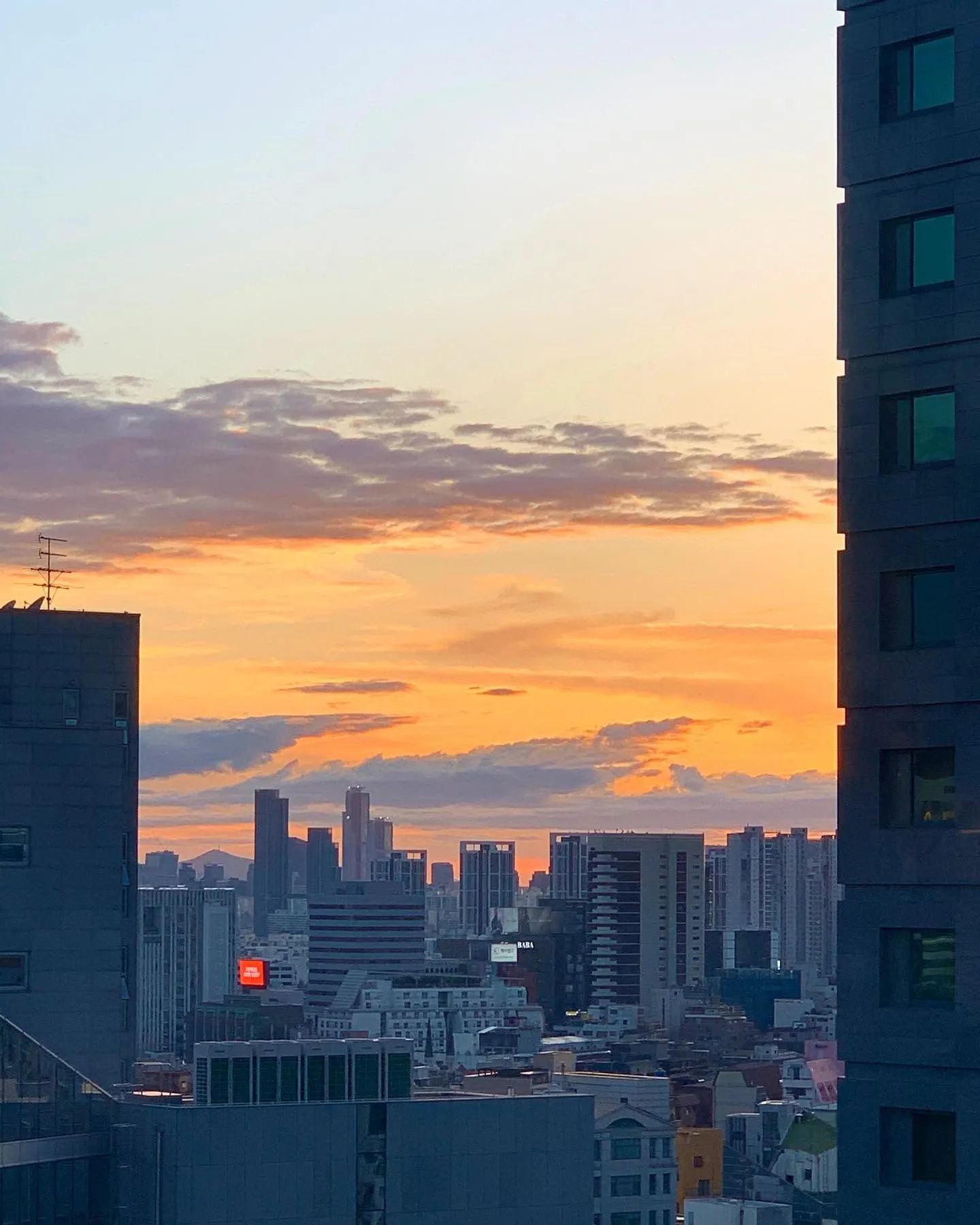 세상이 늙어감을 나타내는 숫자와 기호 텍스트 일러스트