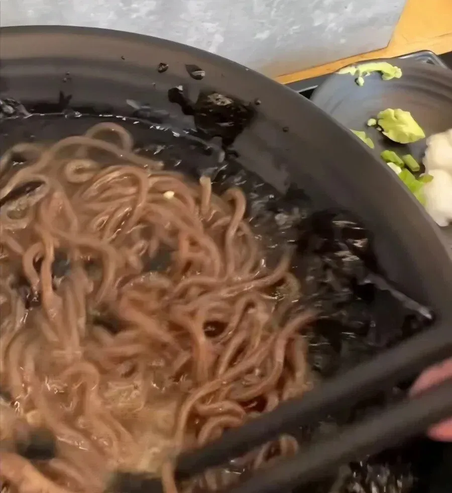 어머니가 햄버거를 거부하는 모습