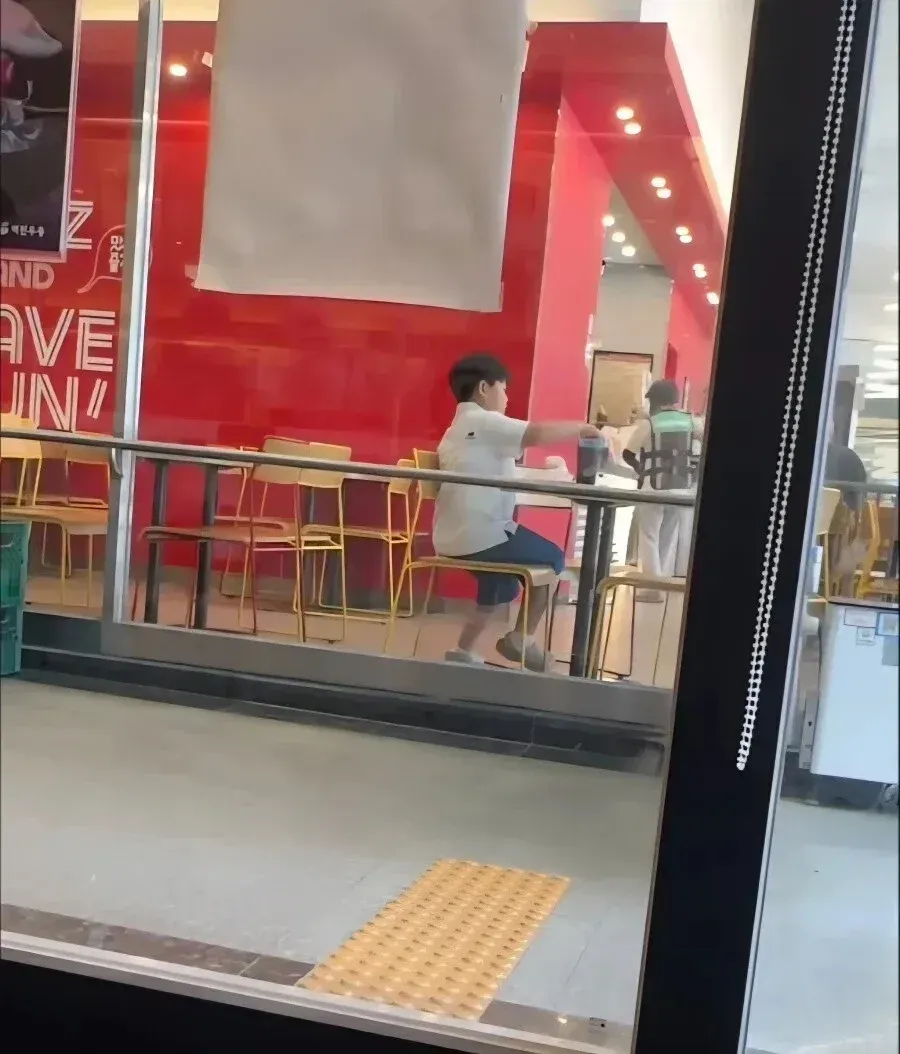 어머니가 햄버거를 싫어하는 상황의 온라인쇼핑 사진