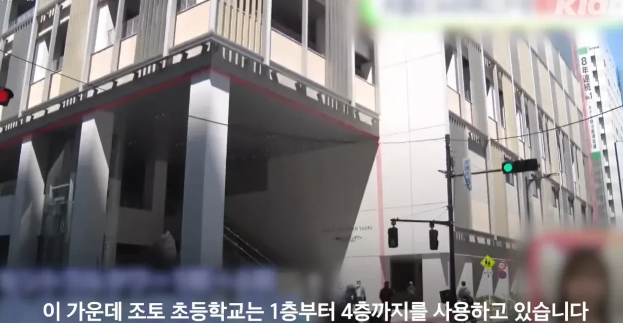 아파트 내 조도 초등학교, 1층부터 4층까지 운영