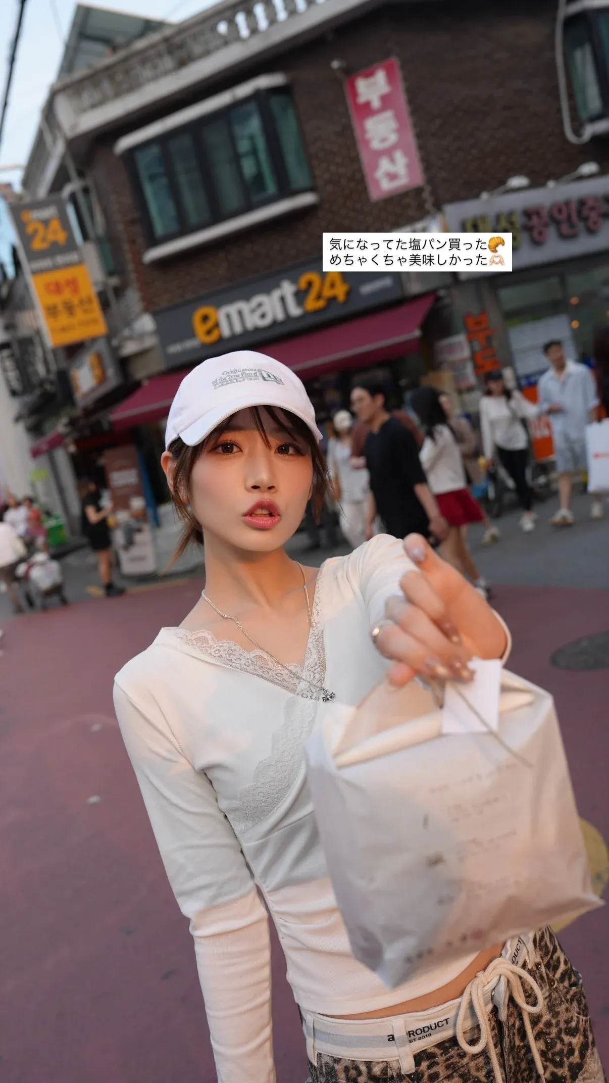 한국에서 구매한 지팡이빵을 즐기는 카와키타 사이카