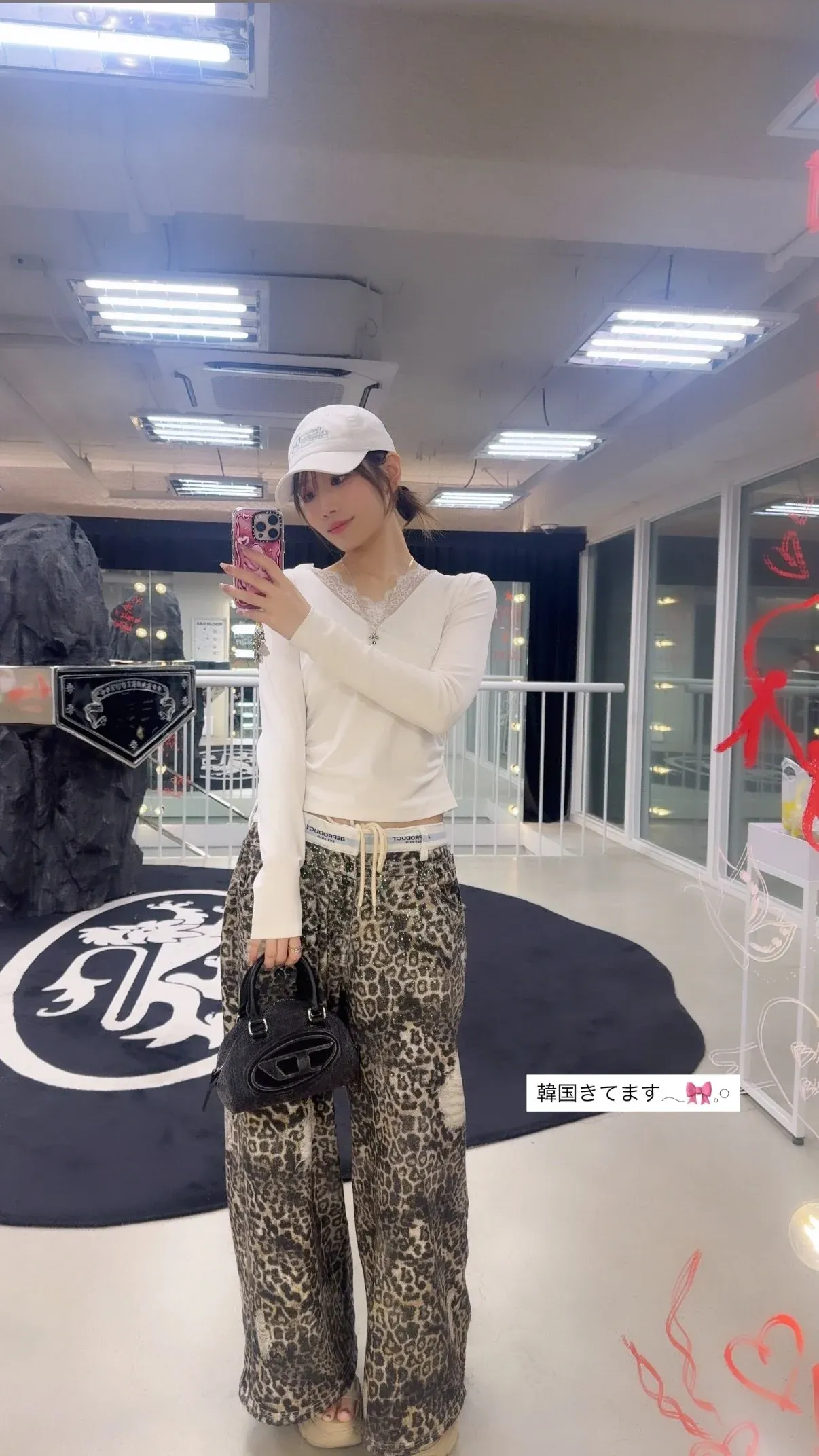 한국 쇼핑 중인 카와키타 사이카