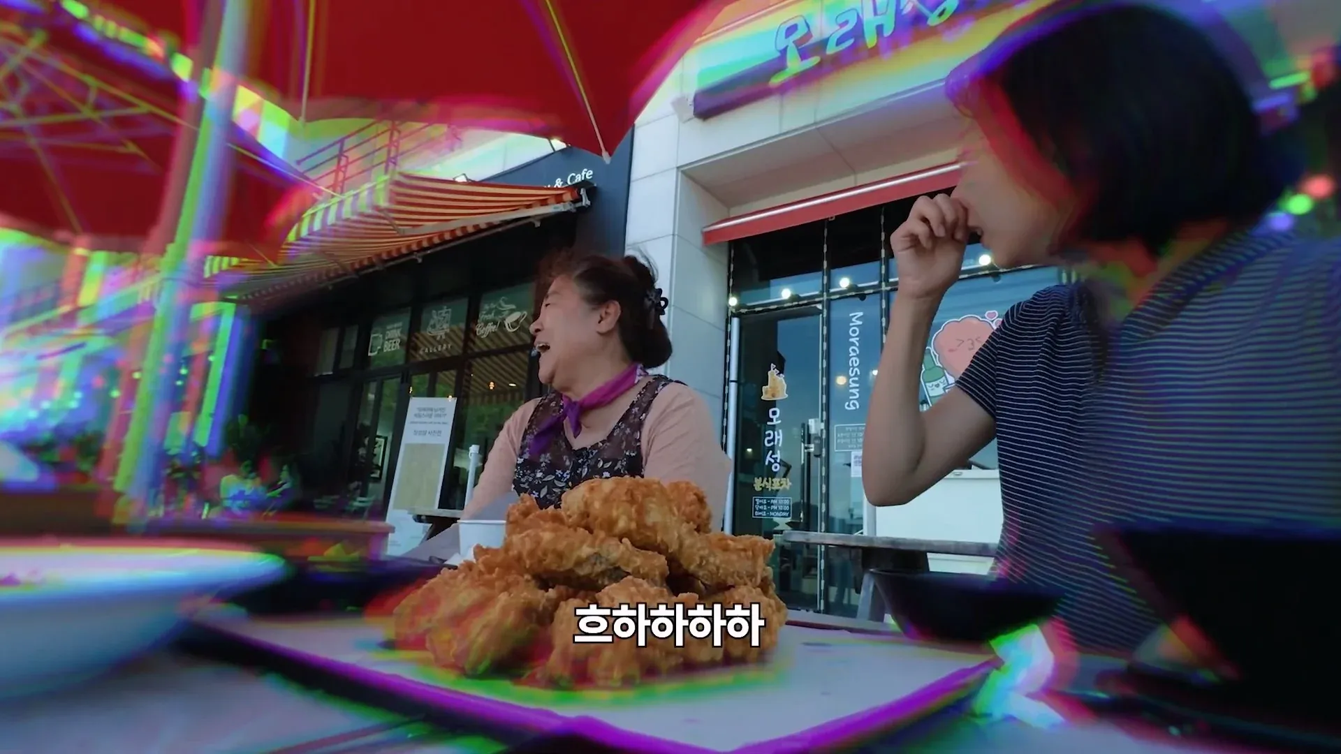 치킨집 사장님 인터뷰, 웃으며 대화하는 모습