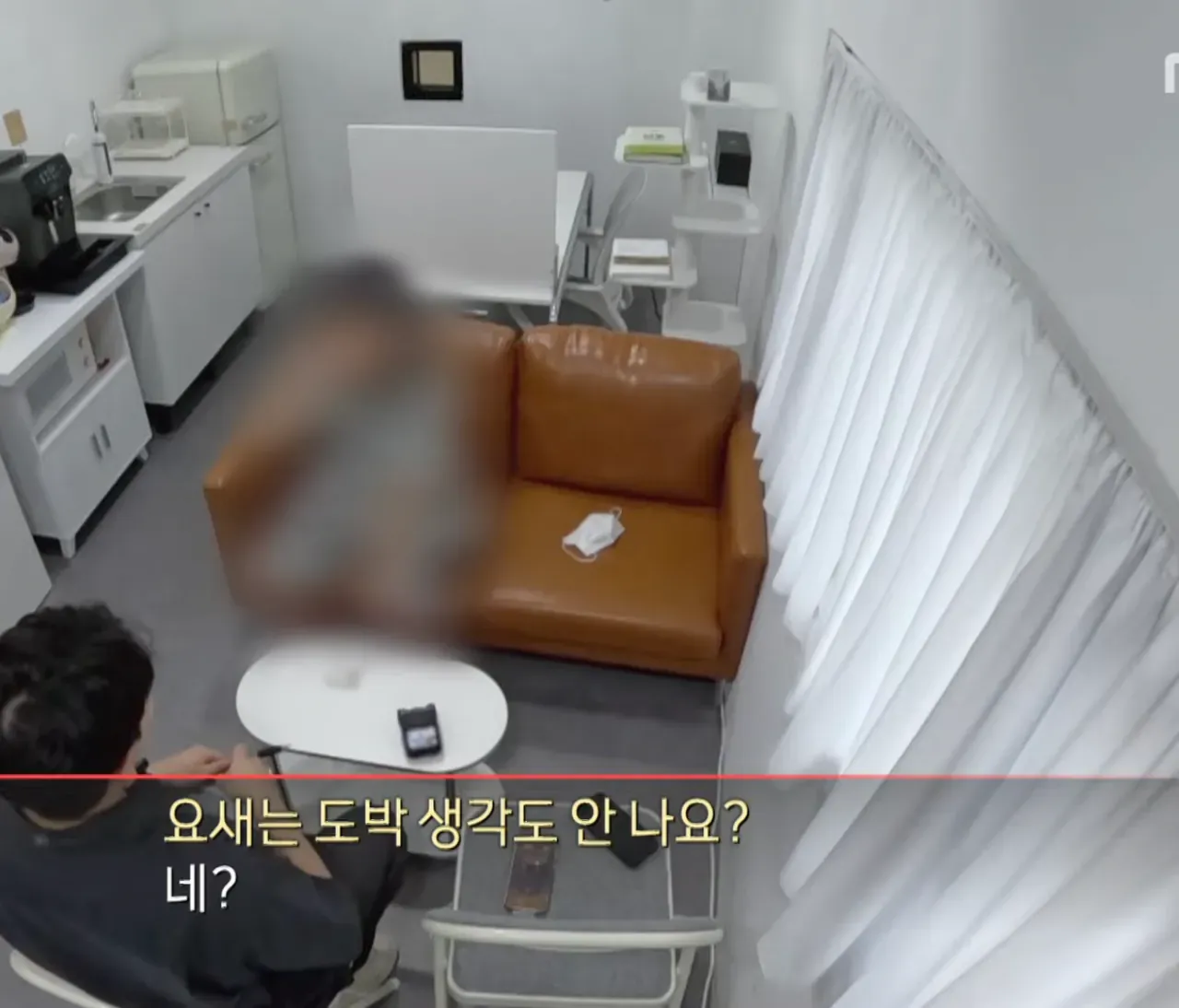 ??

?ㅼ? 2. 끝내는 투자가 3억 원 7천만원을 잃었다고 합니다.
?ㅼ? 3. 경찰은 이 사건과 관련하여 조사 중입니다.
?ㅼ? 4. 그녀가 끝내는 투자에 참여한 이유는?
?