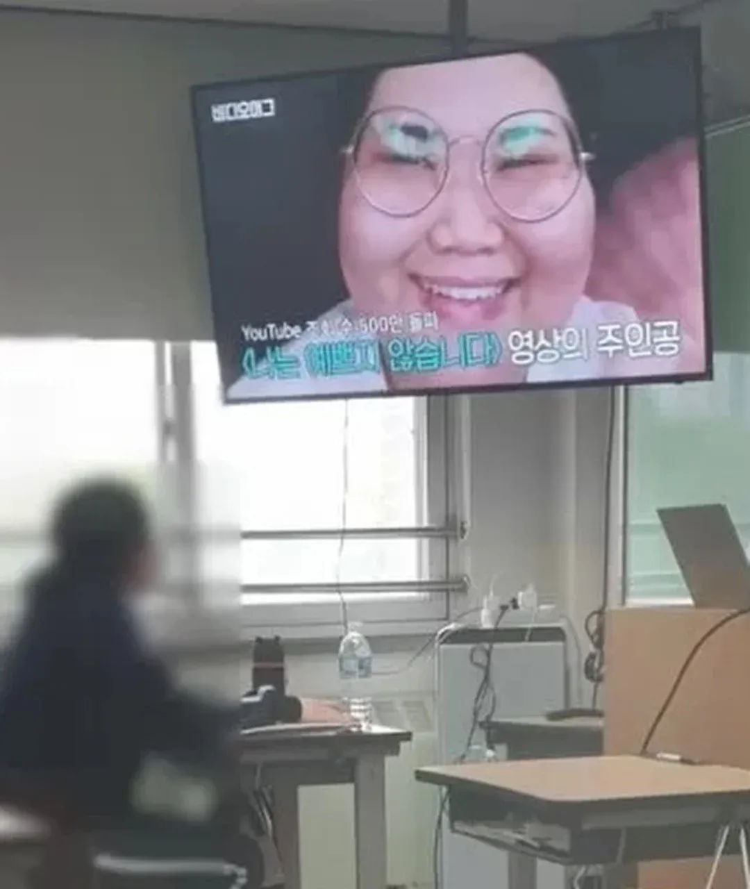 ?袂?
- 淤??
- ????

(1) 홀로 앉은 룸에서 온라인 강의를 하는 교사, (2) 교실 안에 있으면 안 되는 경우, (3) 코로나 테스트 음성 확인된 사람, (4) 주식