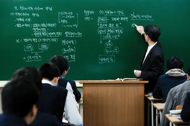 ??
- 淑?쒓렇瑜??
- 頭?ㅽ??
- ????

So, the user is asking about which profession has the most social stigm