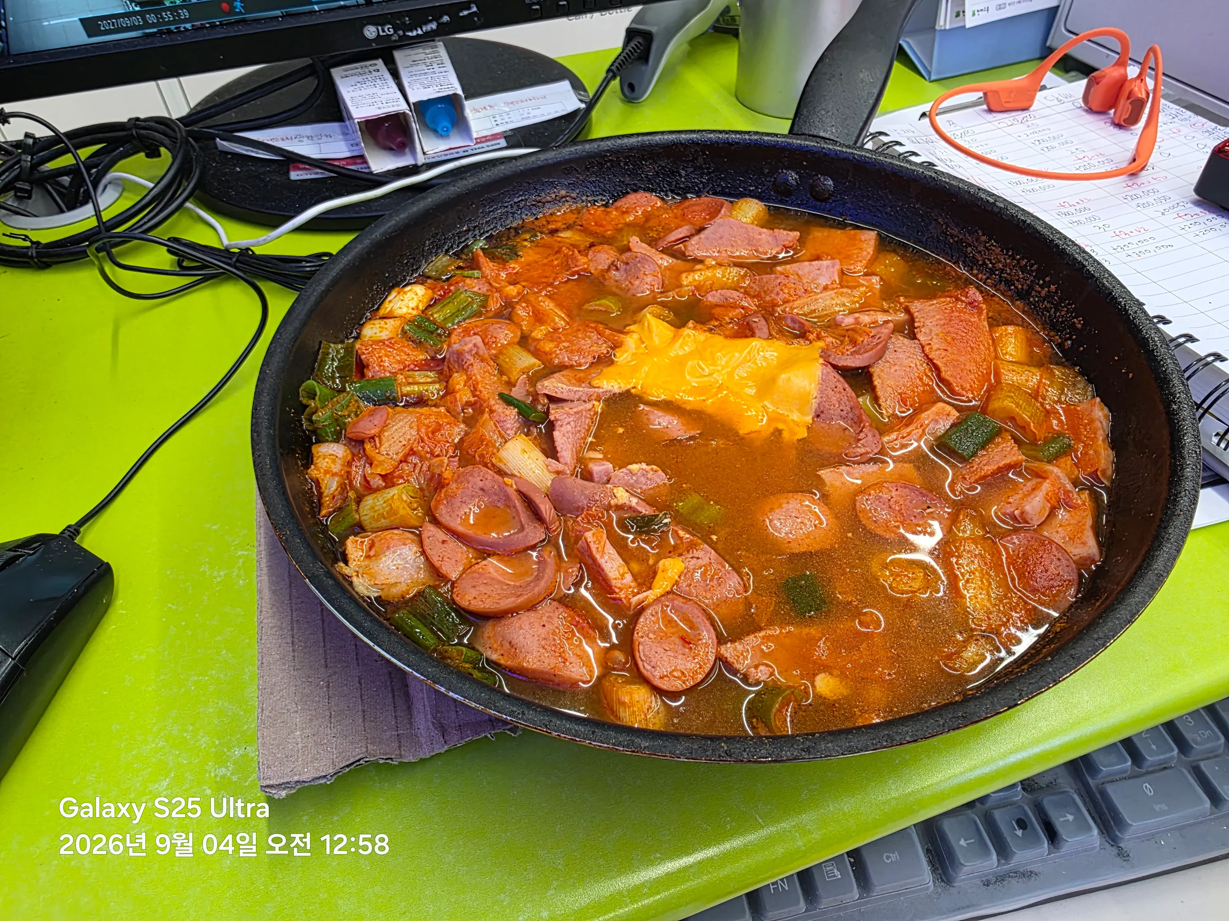 맛있는 냄새를 맡고 있는 손님