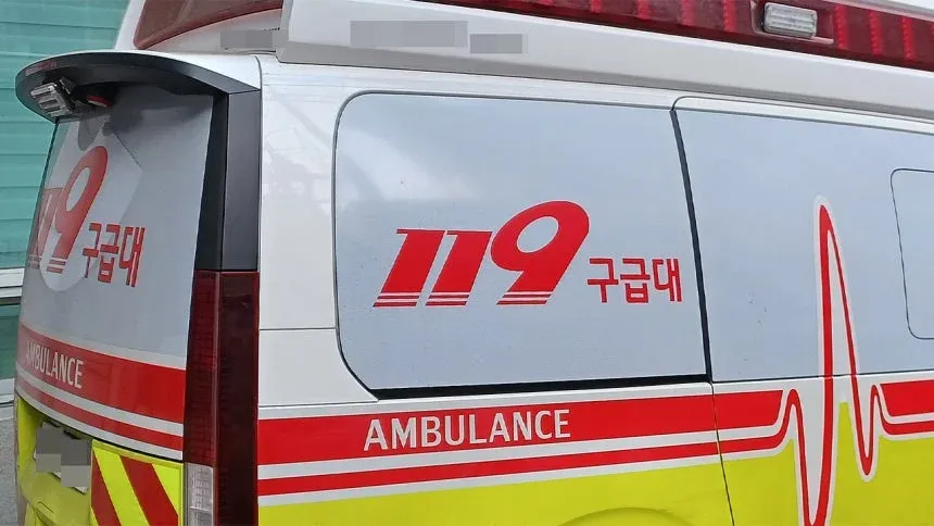 구급차와 ‘AMBULANCE’ 문구.