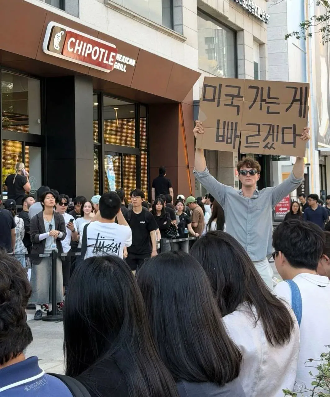 강남에서 ‘미국 가는 게 백프로겠지’ 피켓을 든 외국인