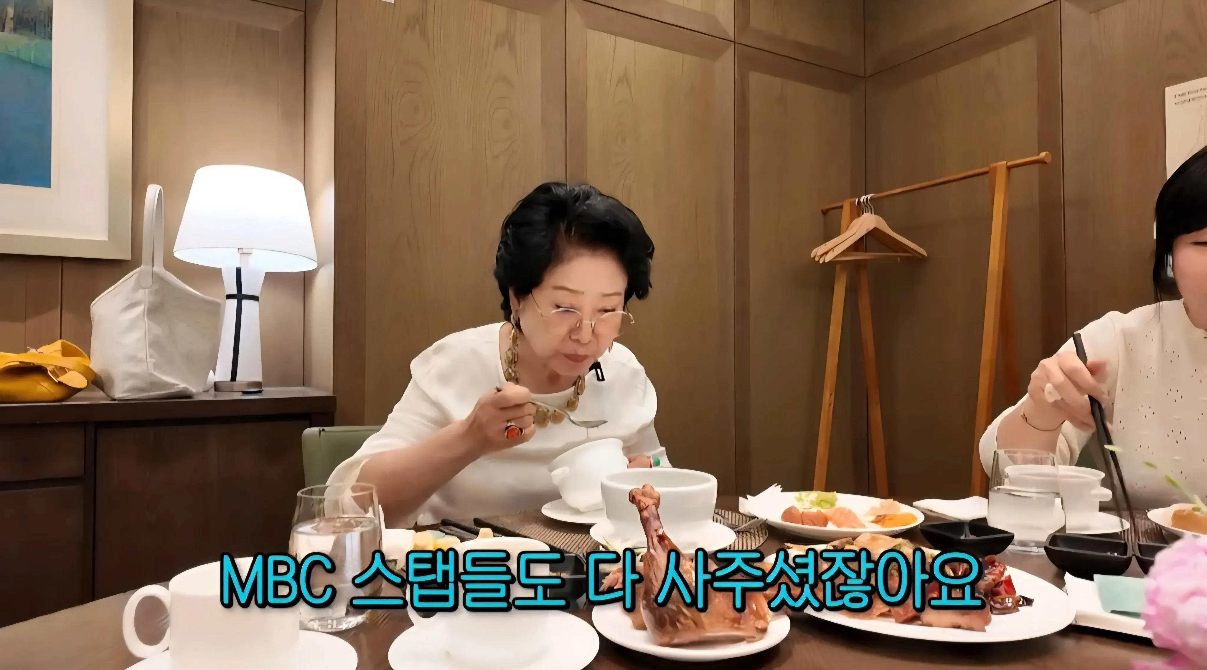 MBC 스탭들도 다 사주셨잖아요라고 말하는 연예인