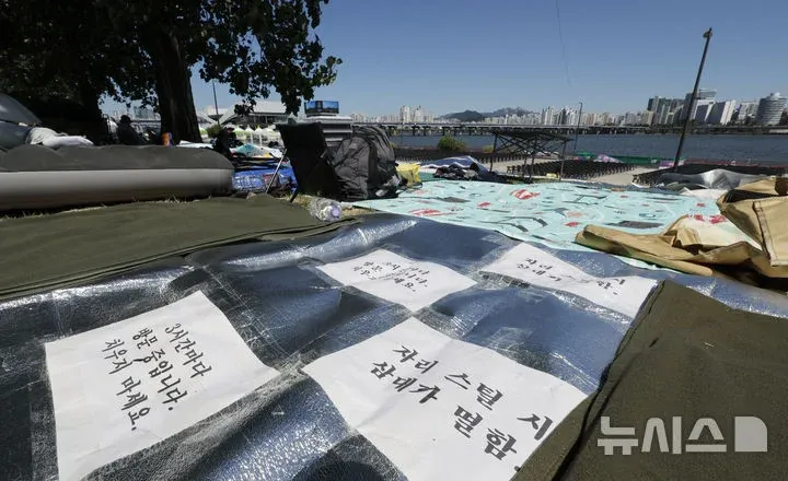 여의도 불꽃축제 명당에 미리 깔린 돗자리들