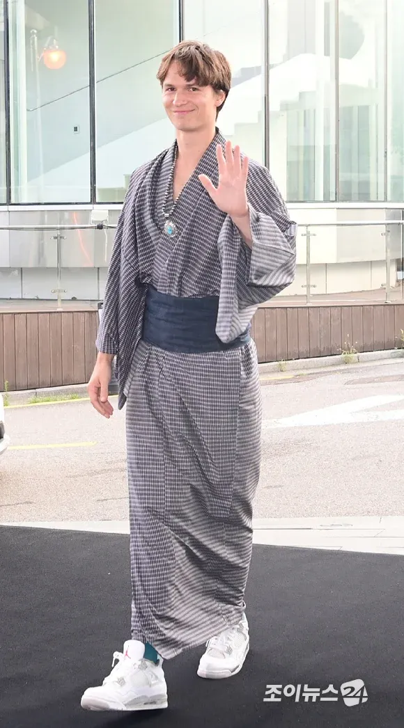 한국 행사에 일본 유카타를 입고 참석한 여성