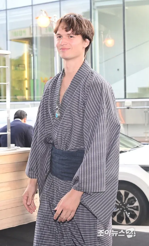 한국 행사에 일본 유카타를 입고 참석한 사람