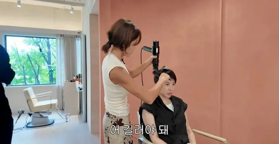 서인영이 머리를 더 길러야 하는 이유를 설명하는 장면