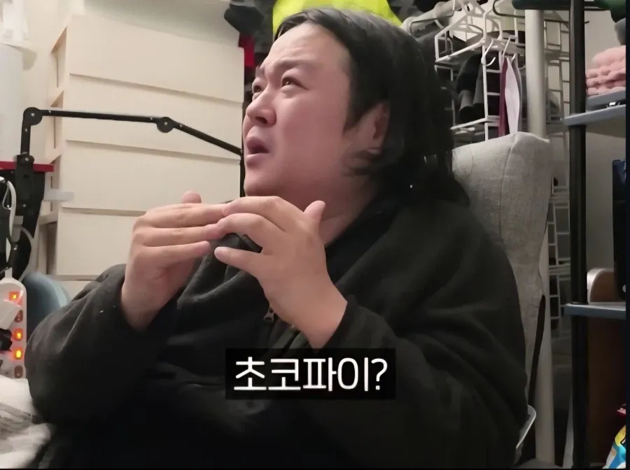 북한 주민에게 초코파이를 건네는 모습