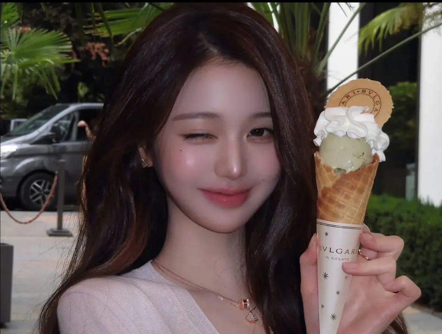 아이스크림을 들고 있는 장원영