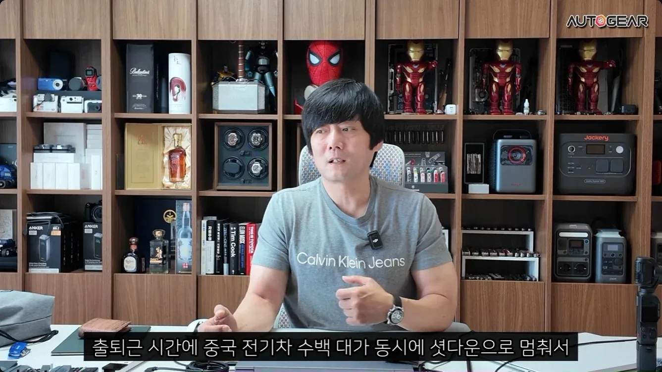 중국 전기차 수백 대가 멈춰 선 모습과 중국산 모델Y FSD 규제 관련 문구