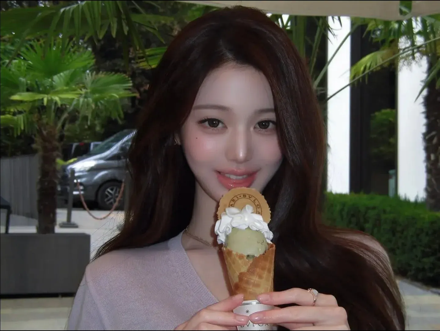 아이스크림을 들고 있는 장원영
