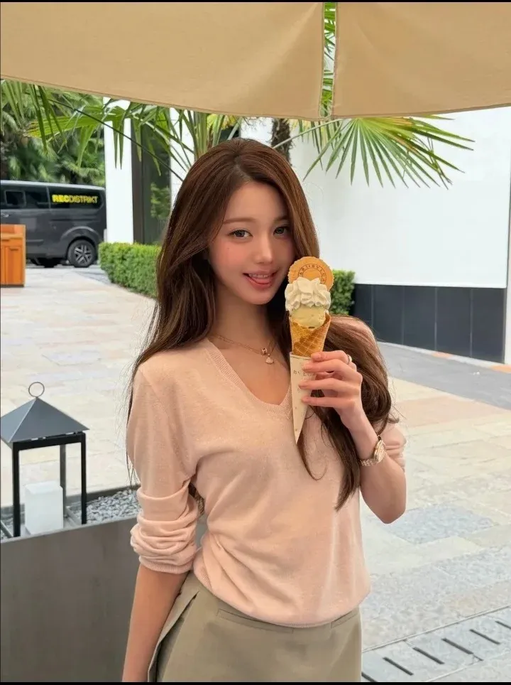 아이스크림을 든 장원영