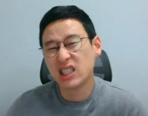 여수섬박람회 전시물의 전시 이유를 묻는 모습