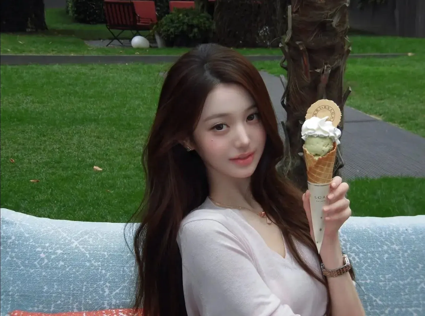아이스크림을 들고 있는 장원영