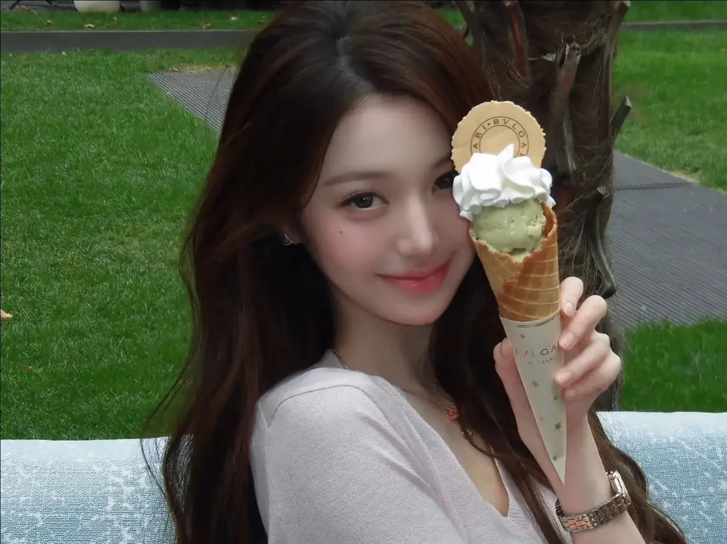 아이스크림을 들고 있는 장원영