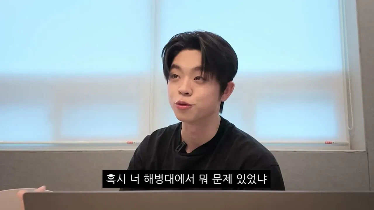 MC그리가 해병대 관련 댓글에 해명하는 장면