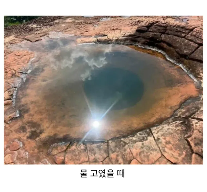 태국 국립공원 바위에 고인 물에 비친 용의 눈