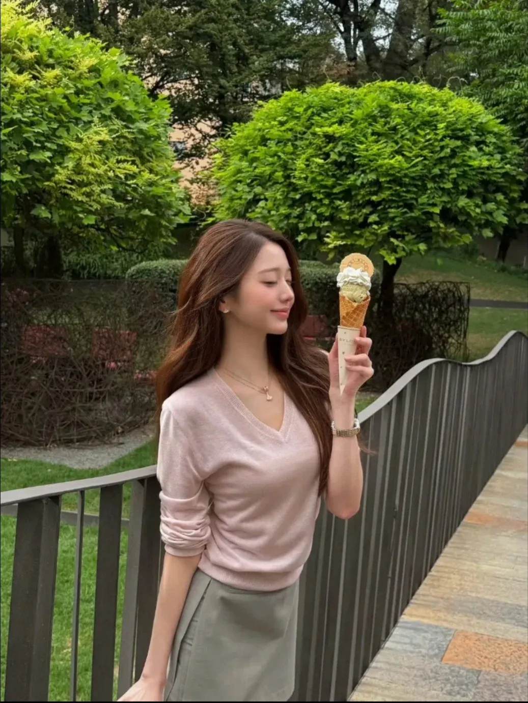 아이스크림 콘셉트의 장원영이 몽환적인 분위기로 포즈를 취하고 있다.