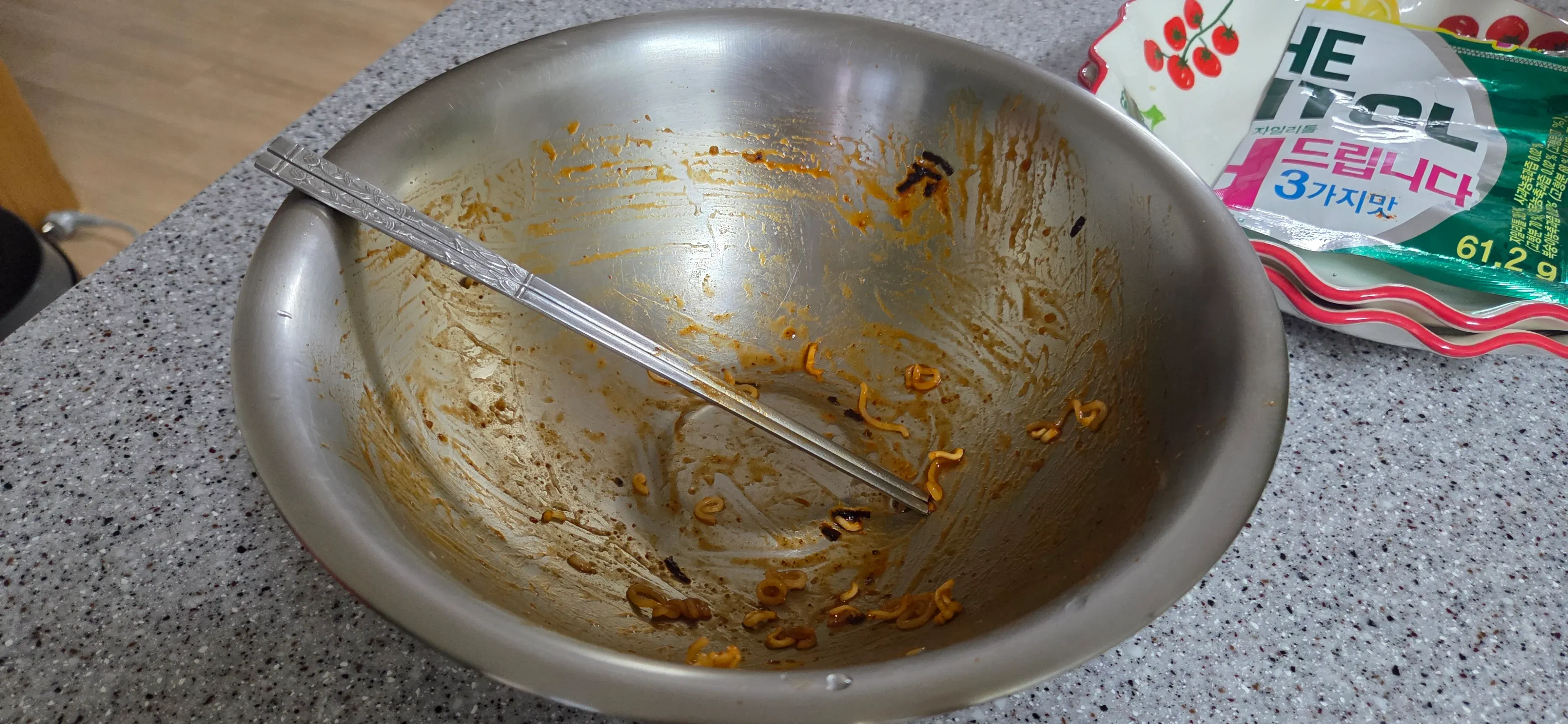 비빔면을 더 맛있게 먹는 방법을 소개하는 이미지
