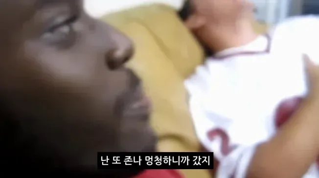 흑인 아이들이 학교 소풍으로 목화밭을 둘러보고 있다