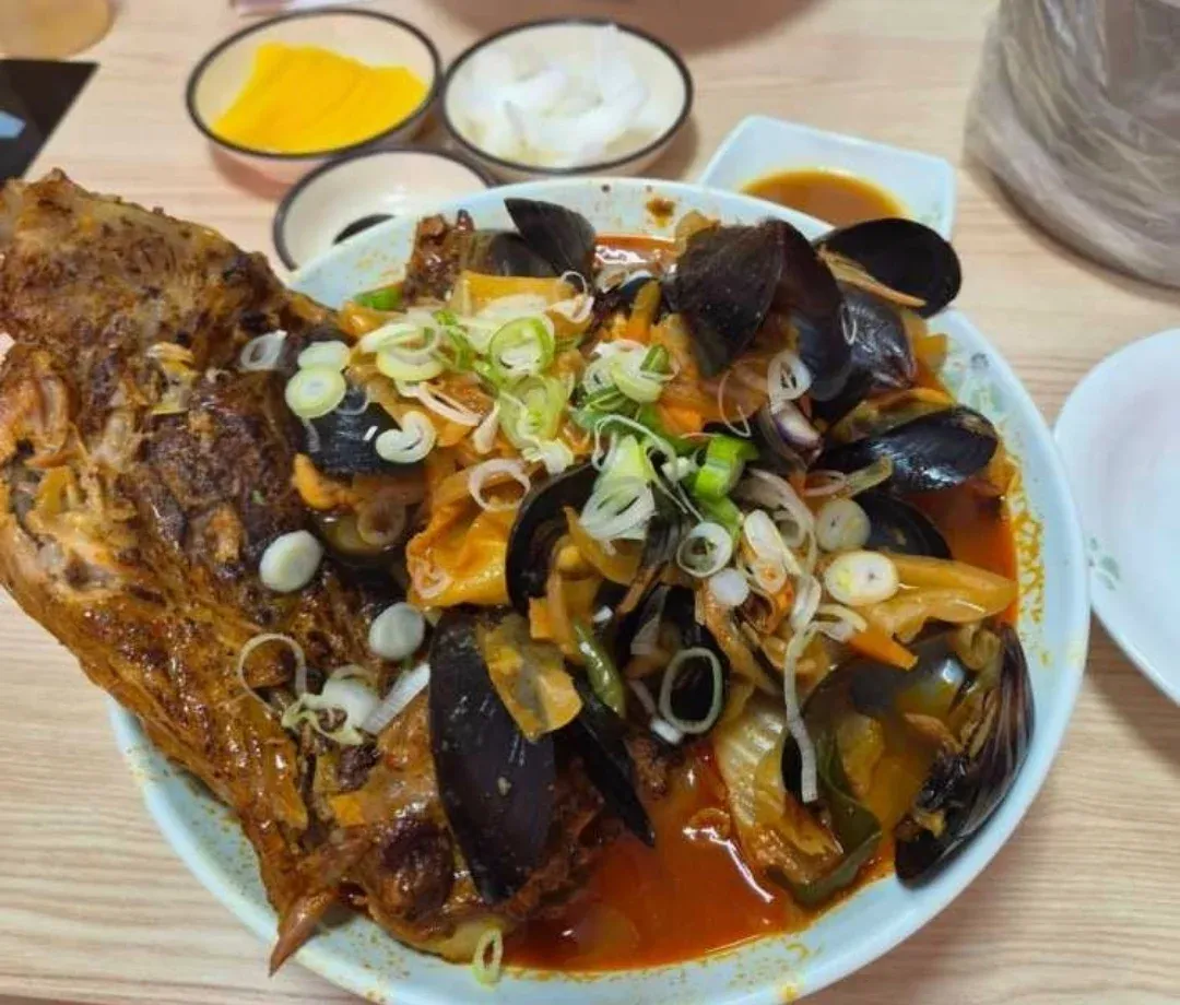 만원 짬뽕의 푸짐하고 강렬한 비주얼