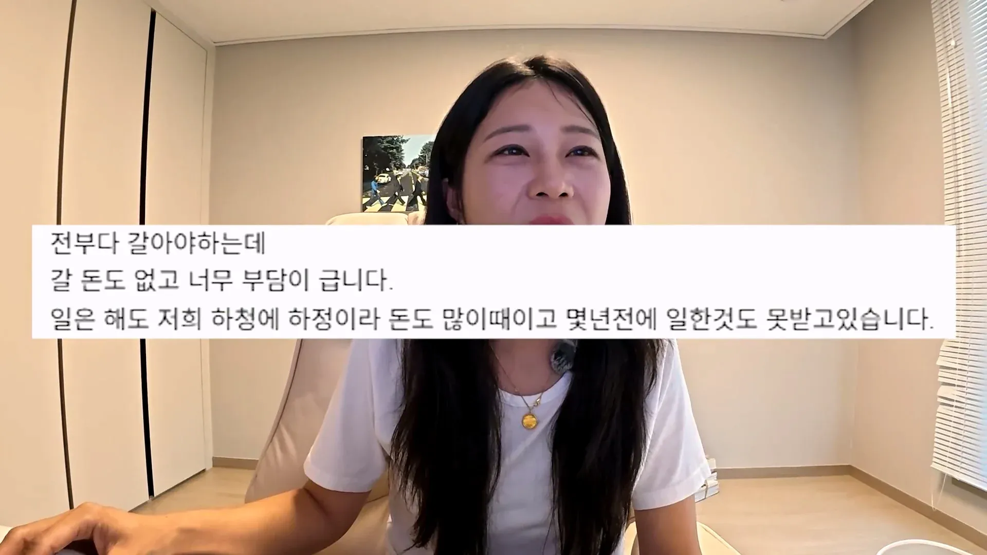 마모된 덤프트럭 타이어와 교체 비용을 걱정하는 운전자