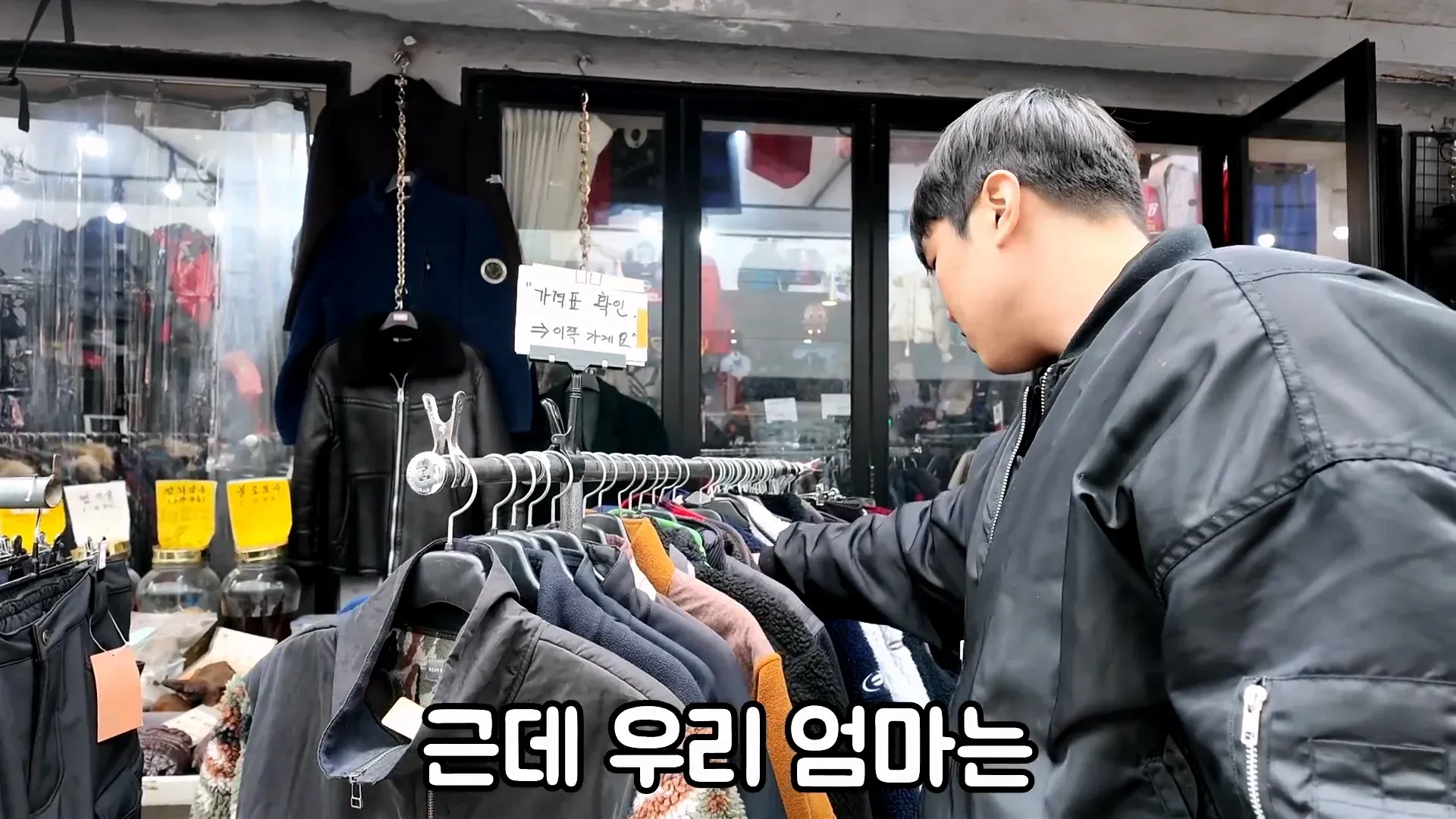 명품 옷을 입은 장애인 유튜버 만능발