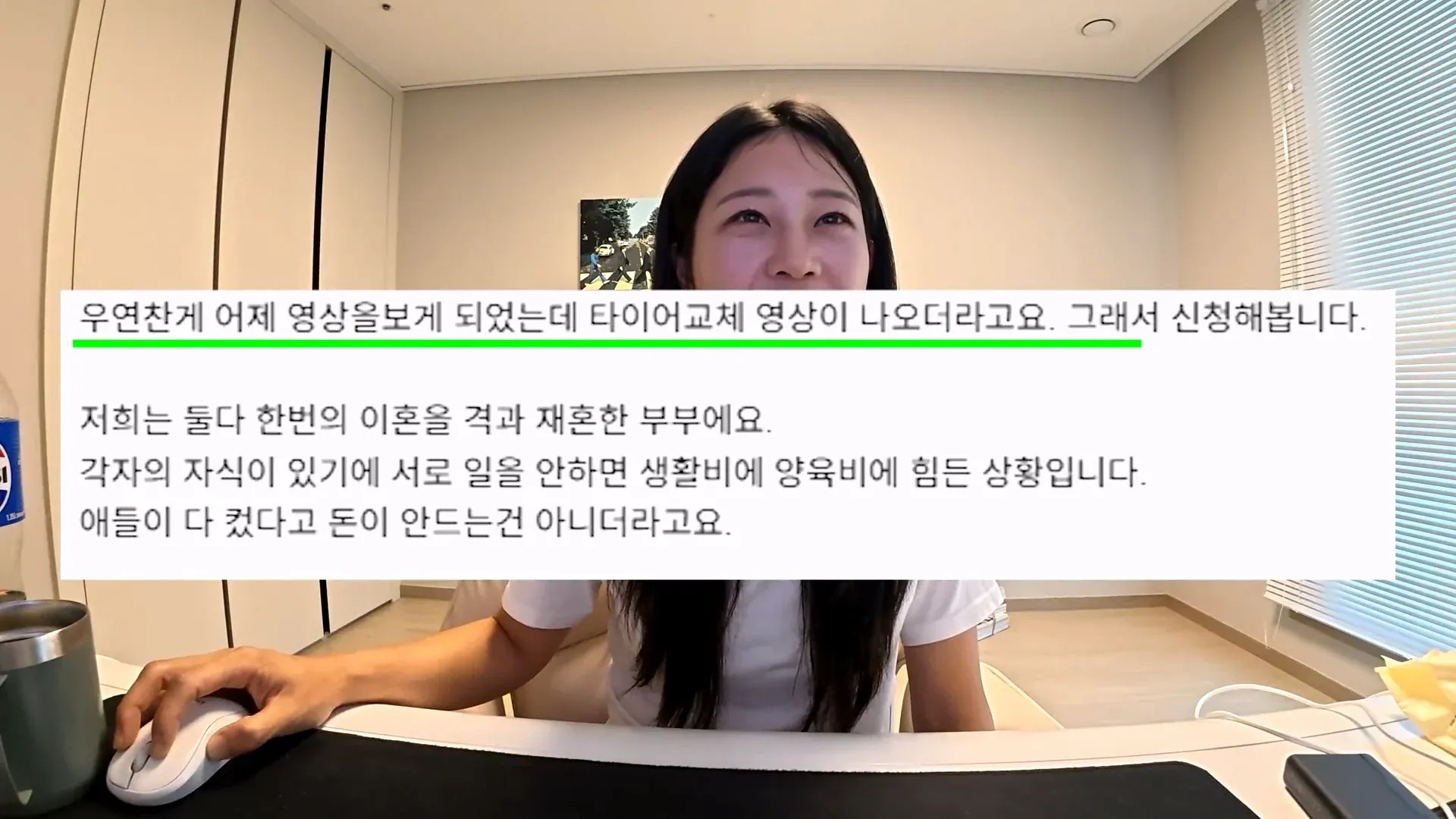 덤프트럭 유튜버가 심하게 마모된 타이어를 살펴보고 있다.