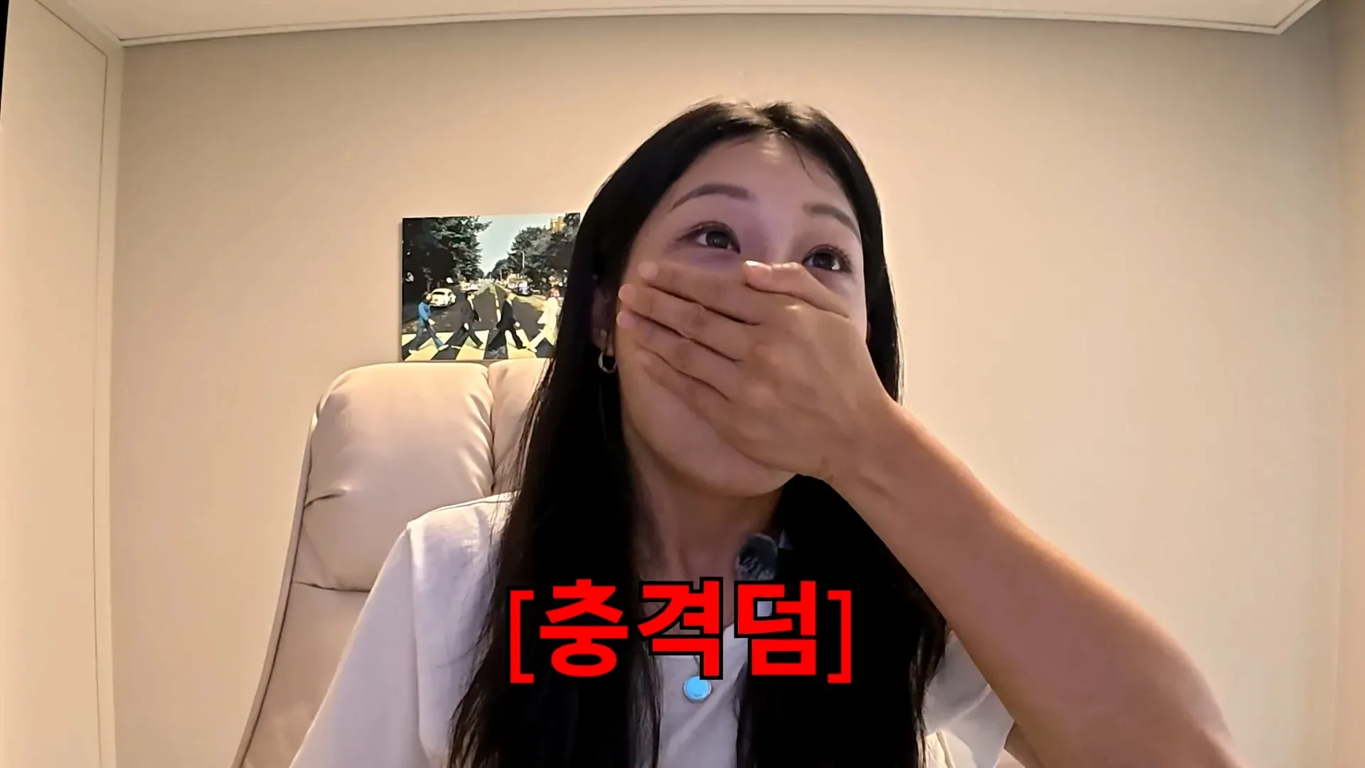 덤프트럭 유튜버가 타이어 상태를 보고 당황한 모습