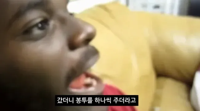 흑인 아이들이 목화밭에서 봉투를 하나씩 받고 있다