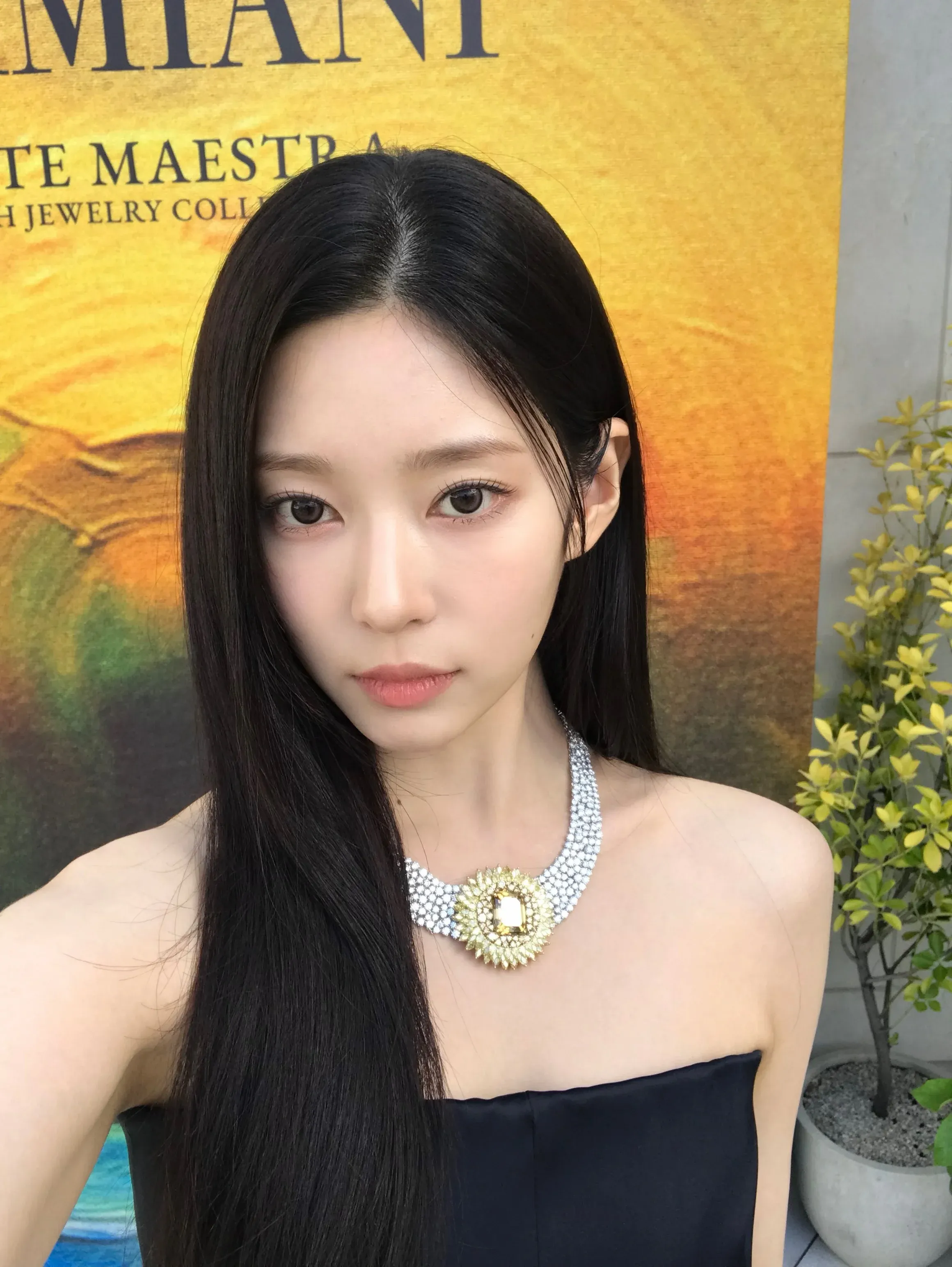김민주가 DIAMANT THE MAESTRA 하이 주얼리 컬렉션을 착용한 모습