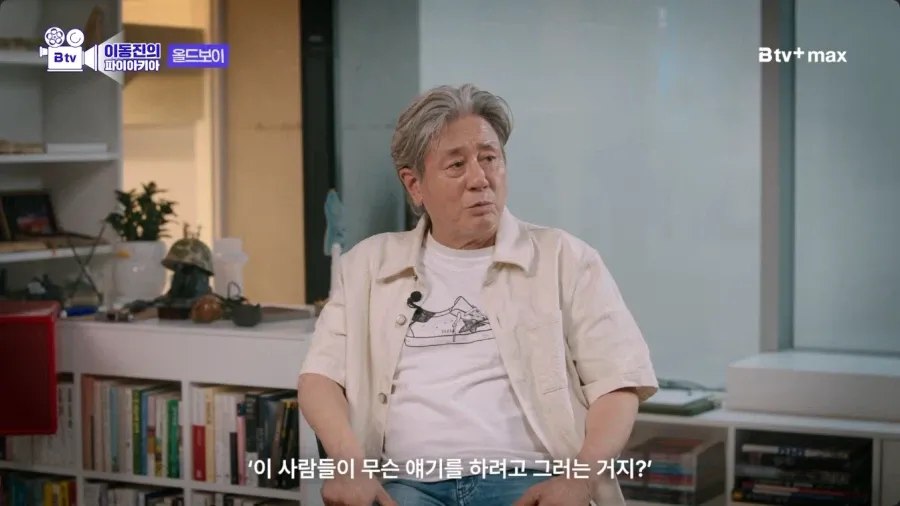 촬영장에서 갑자기 따돌림당해 홀로 서 있는 배우