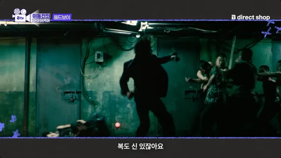 촬영장 복도에 홀로 서서 따돌림당한 배우