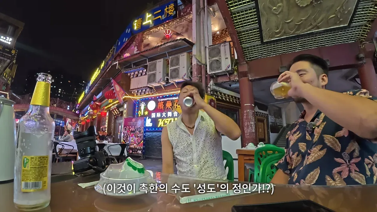 중국어로 ‘酒吧3F’와 ‘KTV’가 적힌 유흥업소 간판들
