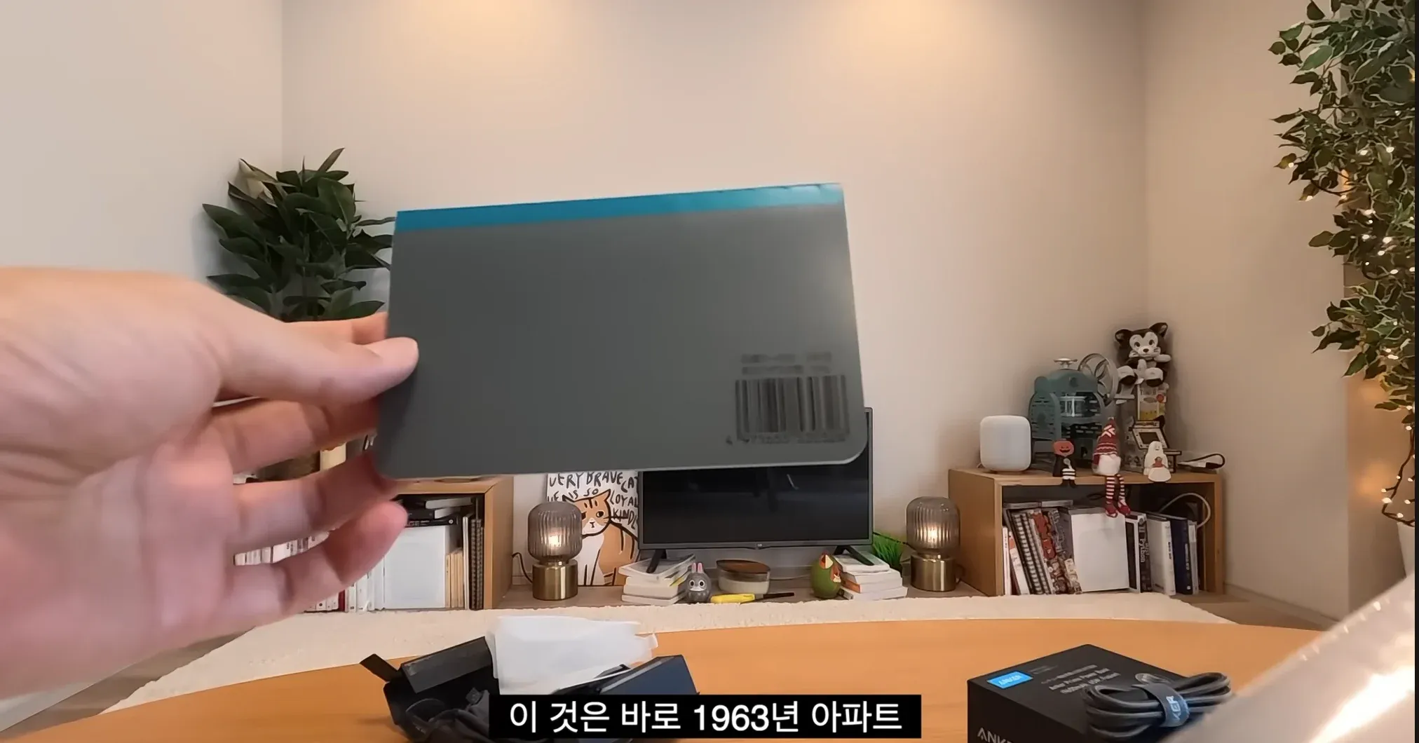 수첩에 “VERY BRAVE CAT IS SO LOYAL KIND”라고 적혀 있다