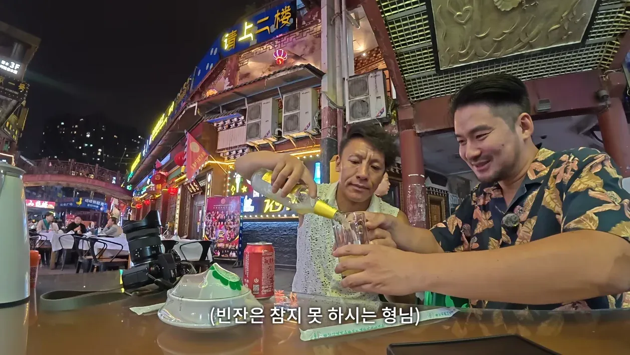 중국어로 ‘2층으로 올라가세요’라고 적힌 문구와 빈잔을 든 형님