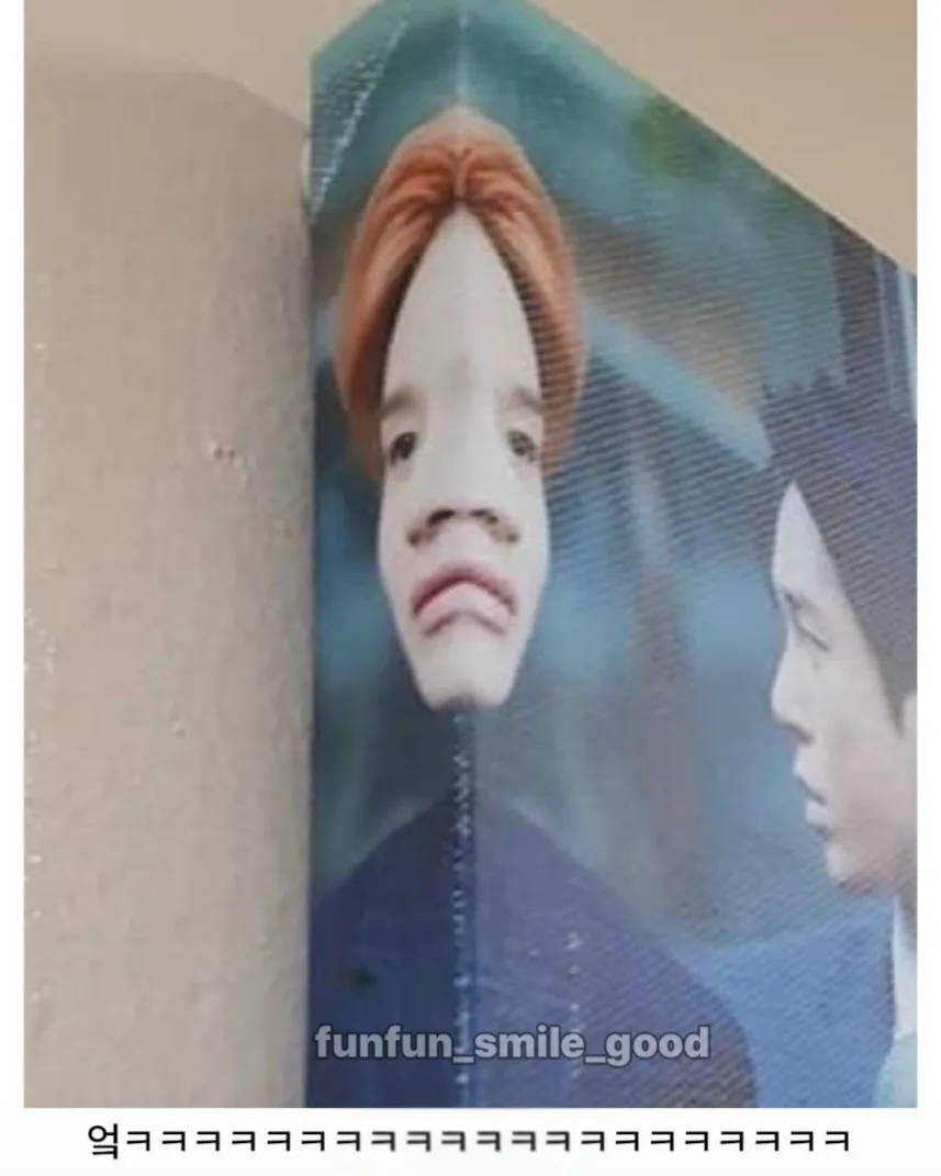 아이돌 사진 액자에 잘못된 사진이 끼워진 모습