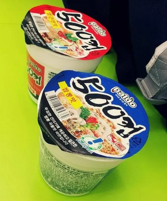 학생 때 즐겨 먹던 왕뚜껑 라면 두 개